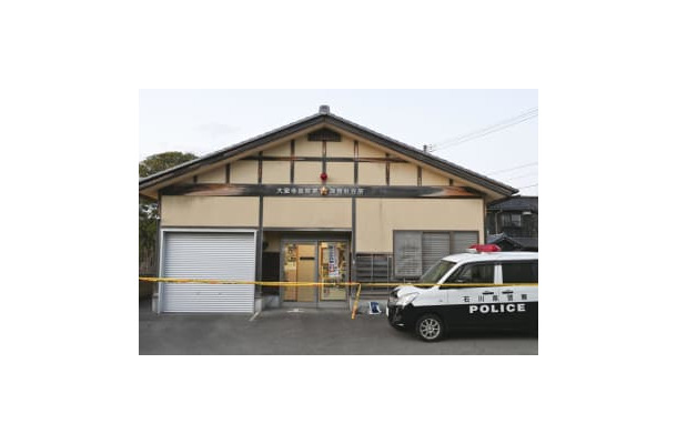 男性巡査長が頭から血を流して倒れていた石川県加賀市篠原町の大聖寺署篠原駐在所＝1日午後