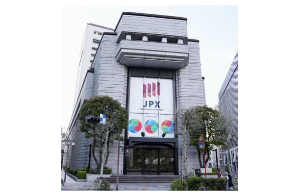 東証1部最終日の取引を終えた東京証券取引所＝1日午後、東京・日本橋兜町