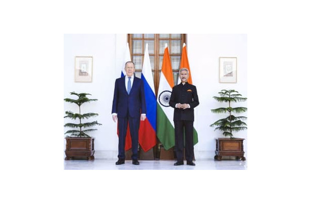 会談に臨むロシアのラブロフ外相（左）とインドのジャイシャンカル外相＝1日、ニューデリー（ジャイシャンカル氏のツイッターより、ロイター＝共同）