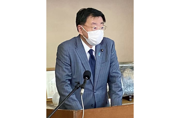 沖縄県沖縄市で記者団の取材に応じる松野官房長官＝2日午後