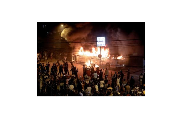 スリランカ・コロンボで、火が付けられたバス＝3月31日（ロイター＝共同）