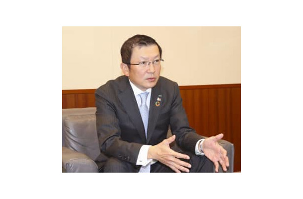 インタビューに応じるあいおいニッセイ同和損害保険の社長に就任した新納啓介氏
