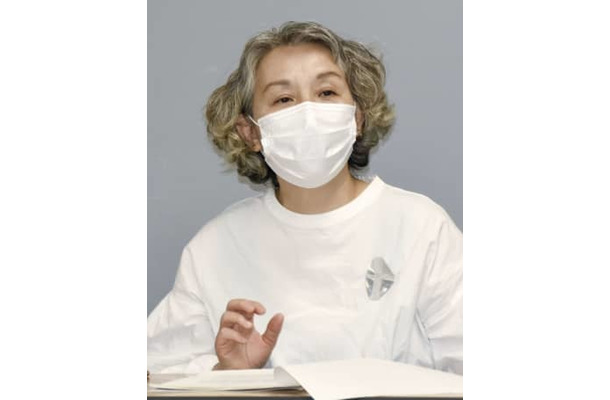 京都市内で記者会見する井崎敦子さん＝4日午後