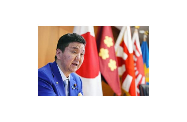 インタビューに答える岸防衛相＝4日午前、防衛省