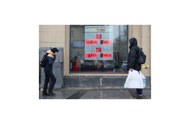 ロシアの通貨ルーブルの為替レート表示板＝3月、モスクワ（タス＝共同）