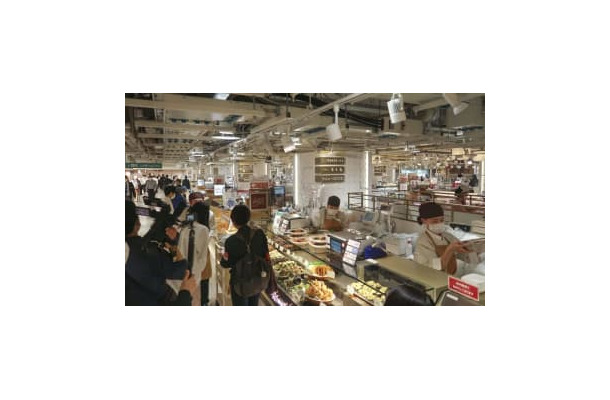 阪神百貨店梅田本店の食品売り場「阪神食品館」＝6日午前、大阪市