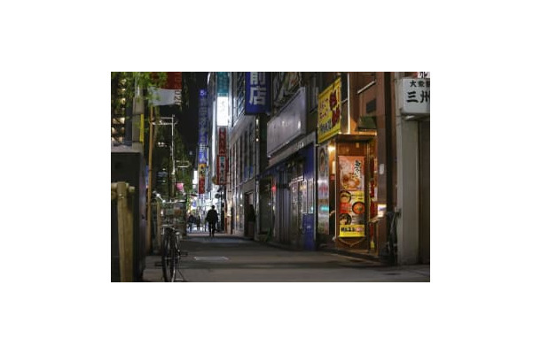 人通りの少ない東京・新橋の飲食店街＝2021年4月