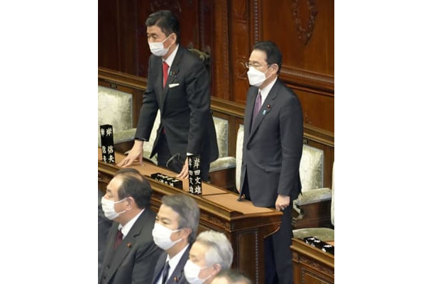 衆院本会議で経済安全保障推進法案に賛成する岸田首相（右）＝7日午後
