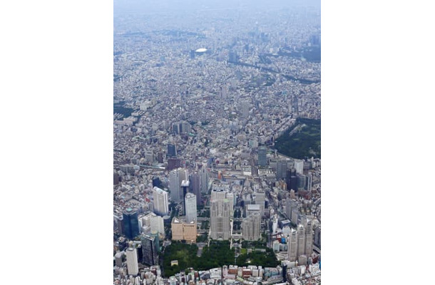 高層ビルが立ち並ぶ新宿副都心＝2017年6月（共同通信社ヘリから）
