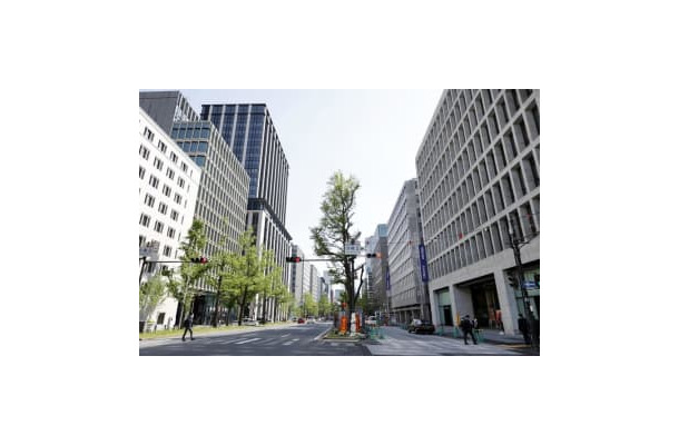 大阪・御堂筋のオフィス街＝2021年4月