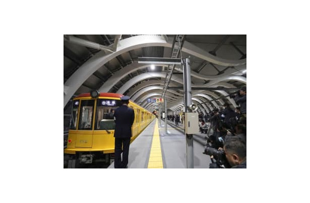 東京メトロ銀座線渋谷駅から出発する浅草行きの列車＝2020年1月