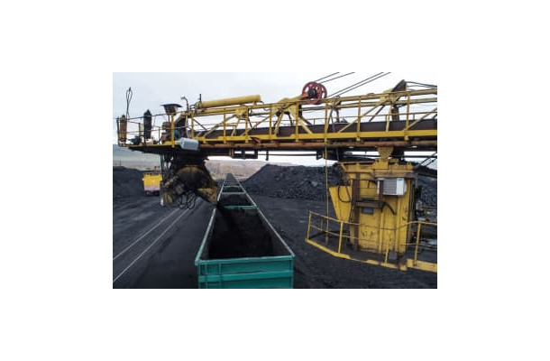 ロシア・シベリアのクラスノヤルスクで、貨車に石炭を積載する作業＝2020年9月（タス＝共同）