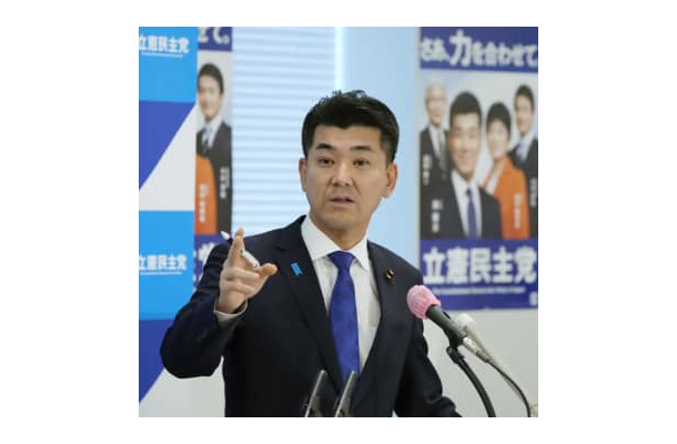 記者会見する立憲民主党の泉代表＝8日午前、国会