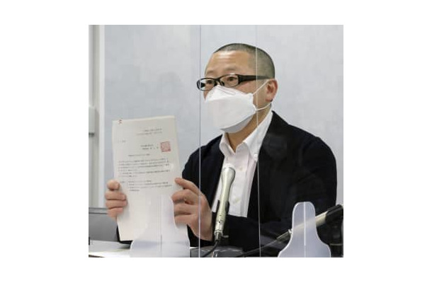 記者会見するNPO法人「多民族共生人権教育センター」の文公輝事務局長＝8日午後、大阪市