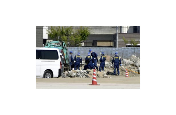 九州大跡地の解体作業現場を調べる捜査員＝8日午後、福岡市東区箱崎