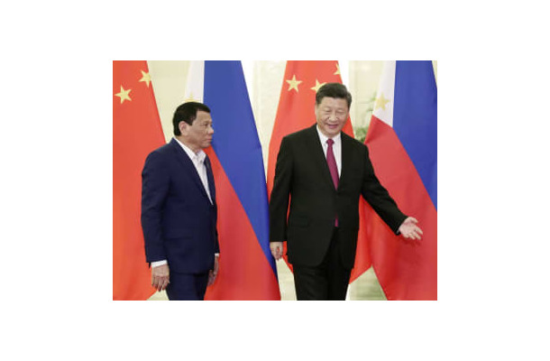 2019年、会談に臨むフィリピンのドゥテルテ大統領（左）と中国の習近平国家主席＝北京の人民大会堂（共同）