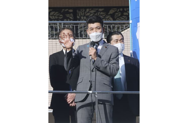 滋賀県草津市で街頭演説する立憲民主党の泉代表＝9日