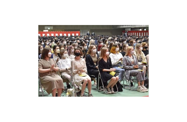 日本経済大の入学式に出席した、避難民となったウクライナ人学生＝12日午前、福岡県筑紫野市