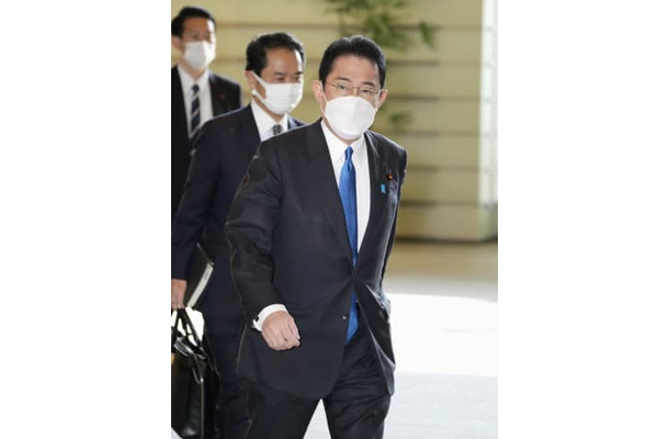 首相官邸に入る岸田首相＝12日午前