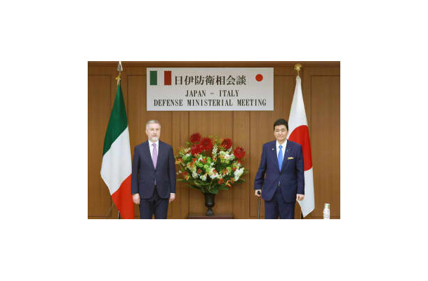 イタリアのグエリーニ国防相（左）との会談に臨む岸防衛相＝12日午後、防衛省（代表撮影）