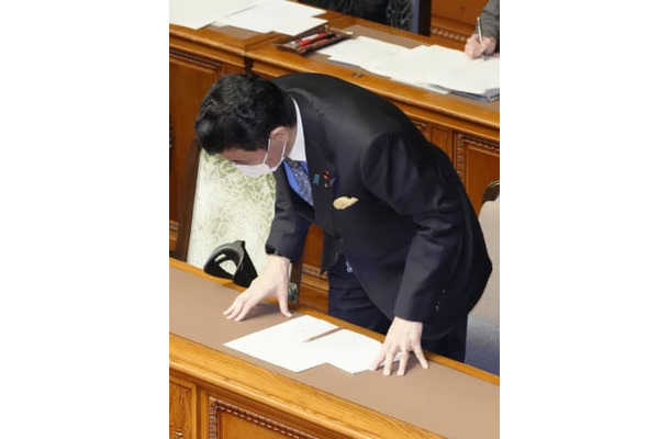 参院本会議で改正自衛隊法が可決、成立し一礼する岸防衛相＝13日午後