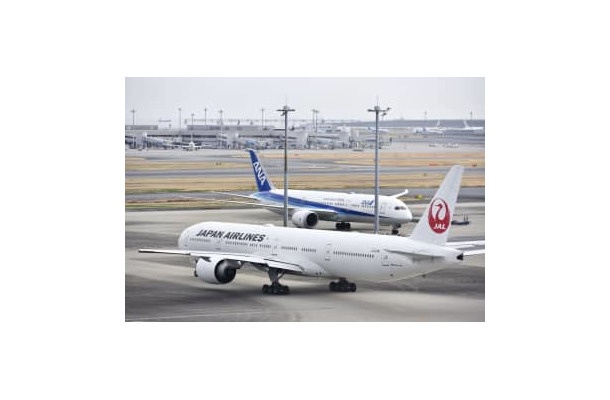 全日本空輸と日本航空の機体＝3月、羽田空港