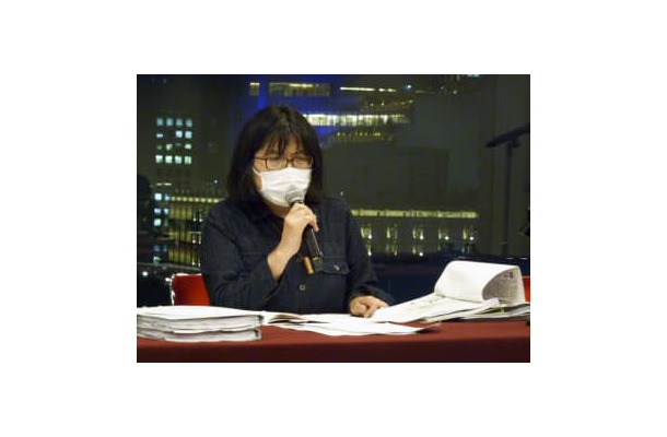 記者会見する新聞労連の吉永磨美委員長＝13日午後、東京都千代田区