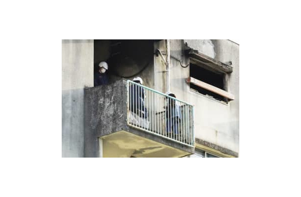集合住宅の一室が全焼した火災現場＝13日午後4時45分、静岡県掛川市