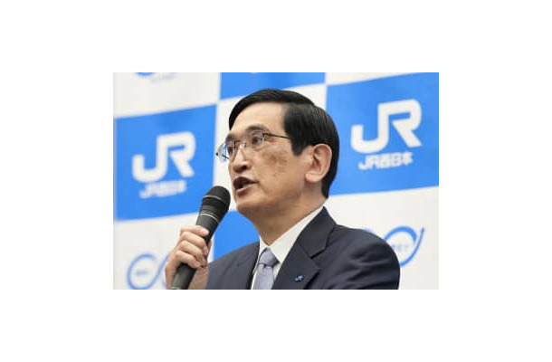 記者会見するJR西日本の長谷川一明社長＝13日午後、大阪市