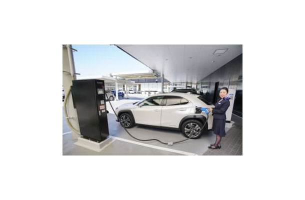 トヨタ自動車の高級車ブランド「レクサス」販売店に設置されている電気自動車の急速充電器＝5日、名古屋市