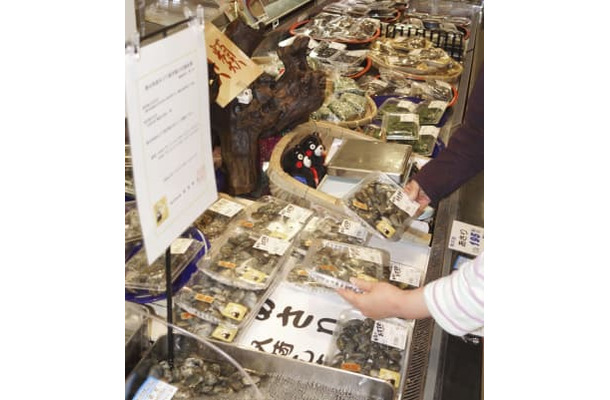 百貨店の鮮魚コーナーに並ぶ熊本県産のアサリ＝14日午後、熊本市