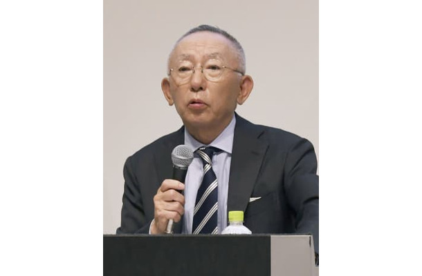 記者会見するファーストリテイリングの柳井正会長兼社長＝14日午後、東京都港区