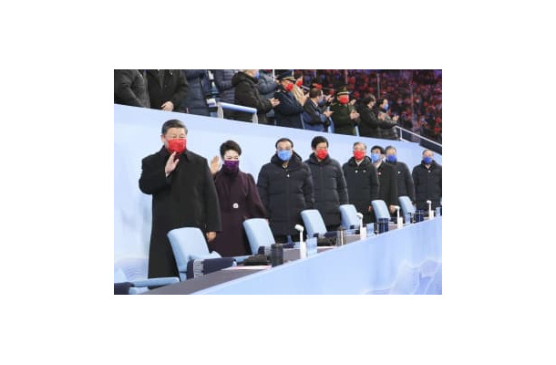 北京冬季パラリンピックの閉会式に臨む中国の習近平国家主席（左端）ら＝3月、北京（新華社＝共同）