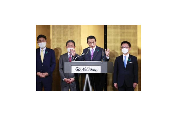 自民党麻生派の政治資金パーティーであいさつする麻生副総裁（右から2人目）＝14日午後、東京都内のホテル