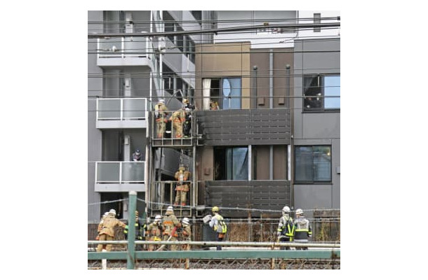 火災があった建物（中央）。この影響でJR山手線が運転を見合わせた＝15日午前9時55分、東京都新宿区