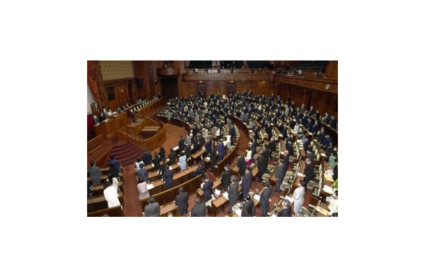 「文書通信交通滞在費」の日割り支給などに関する法改正を可決、成立した参院本会議＝15日午後