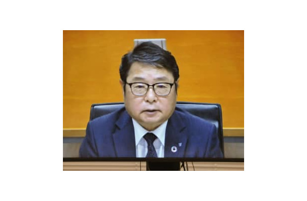 テレビ会議システムで記者会見する電気事業連合会の池辺和弘会長＝15日午後