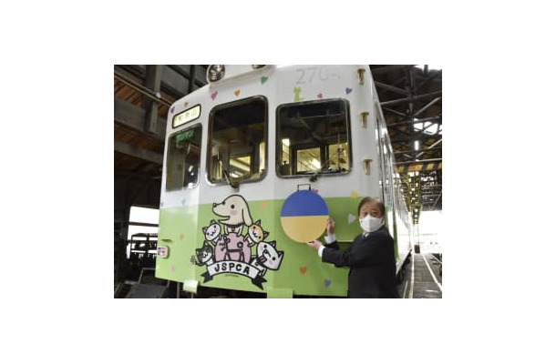 和歌山電鉄の列車に取り付けられるウクライナ国旗をあしらったヘッドマーク＝15日午後、和歌山市