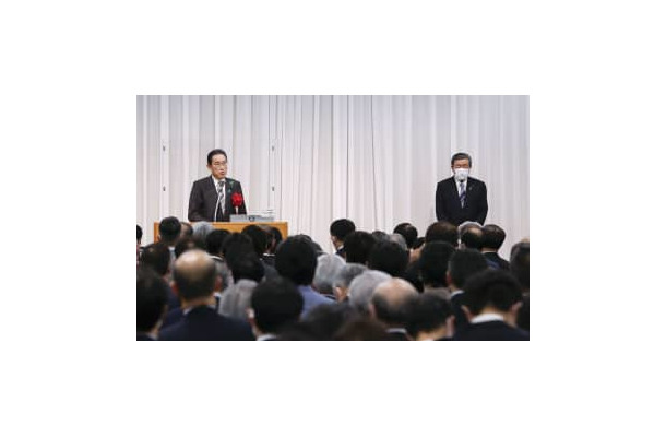 自民党森山派の政治資金パーティーであいさつする岸田首相。右は森山裕総務会長代行＝15日午後、東京都内のホテル