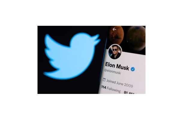 ツイッターのロゴとマスク氏のアカウント＝15日（ロイター＝共同）