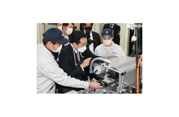 三条市立大学で旋盤を使う作業を体験した岸田首相＝16日午後、新潟県三条市（代表撮影）