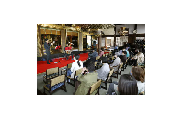 尼崎JR脱線事故のチャリティーコンサートで、演奏する茶谷友一さん（左端）＝17日午後、兵庫県川西市の勝福寺