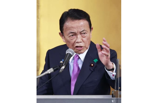 4月14日、自民党麻生派の政治資金パーティーであいさつする麻生副総裁＝東京都内のホテル