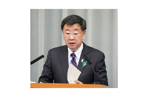 記者会見する松野官房長官＝18日午前、首相官邸