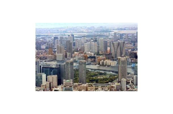 東京・湾岸エリアの高層マンション群。港区（手前）から中央区、江東区方面を望む＝2015年