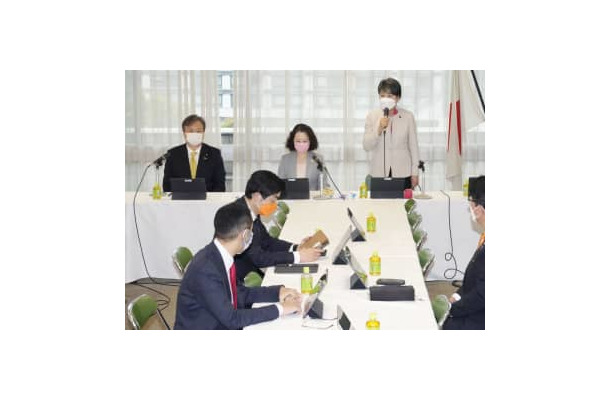 連合の芳野友子会長（奥中央）が出席した自民党の「人生100年時代戦略本部」会合で、あいさつする上川陽子本部長（同右）＝18日午後、東京・永田町の党本部