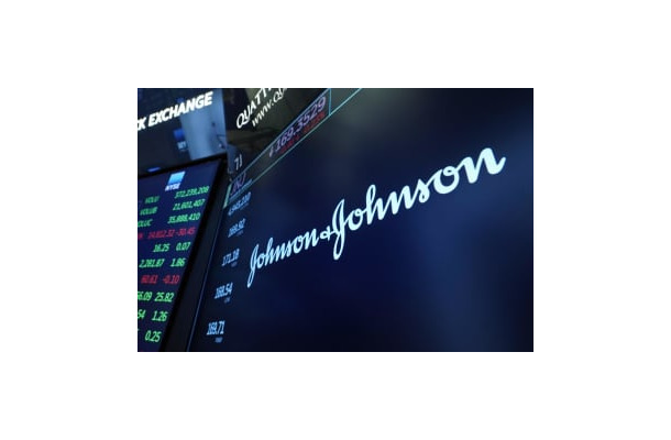 ニューヨーク証券取引所のトレーディングポストに表示されたジョンソン・エンド・ジョンソンのロゴ＝2021年7月12日（AP＝共同）