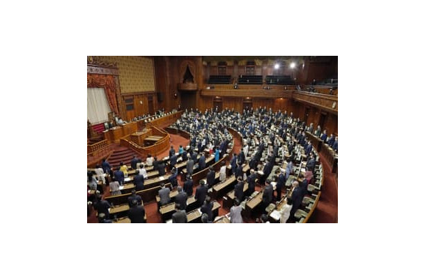 ロシアの最恵国待遇を撤回する改正関税暫定措置法を可決した参院本会議＝20日午前