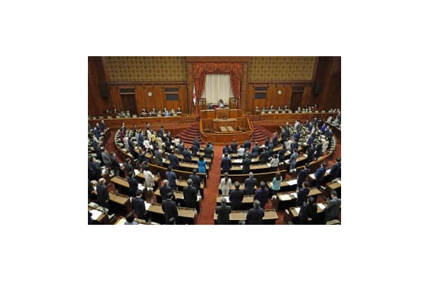 パスポートをオンライン申請できるようにする改正旅券法を可決した参院本会議＝20日午前