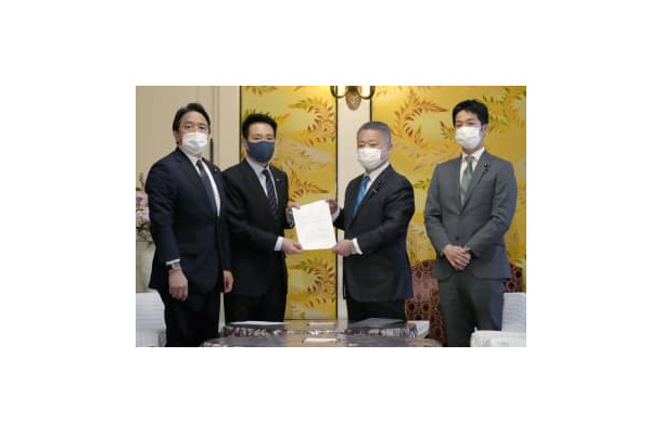 合意文書を手にする日本維新の会の馬場共同代表（中央右）と国民民主党の前原代表代行（中央左）ら＝20日午後、国会